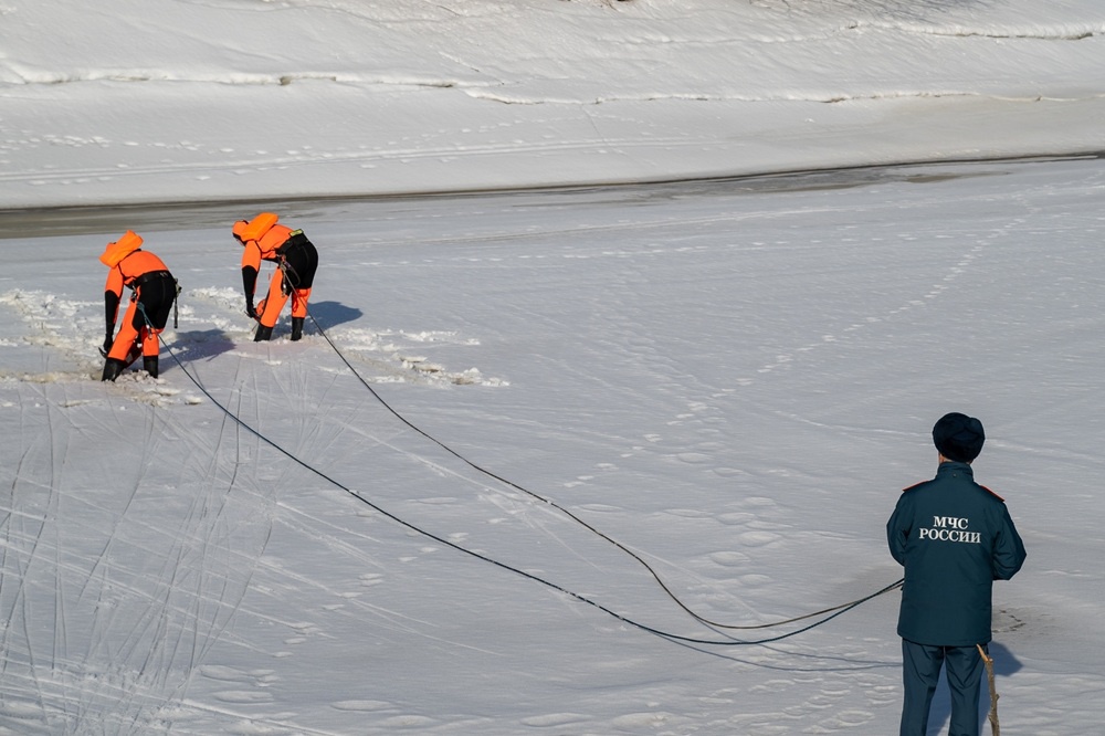 Чтобы избежать заторов из льдин во время половодья, на реке Дубне спасатели взорвали лед.