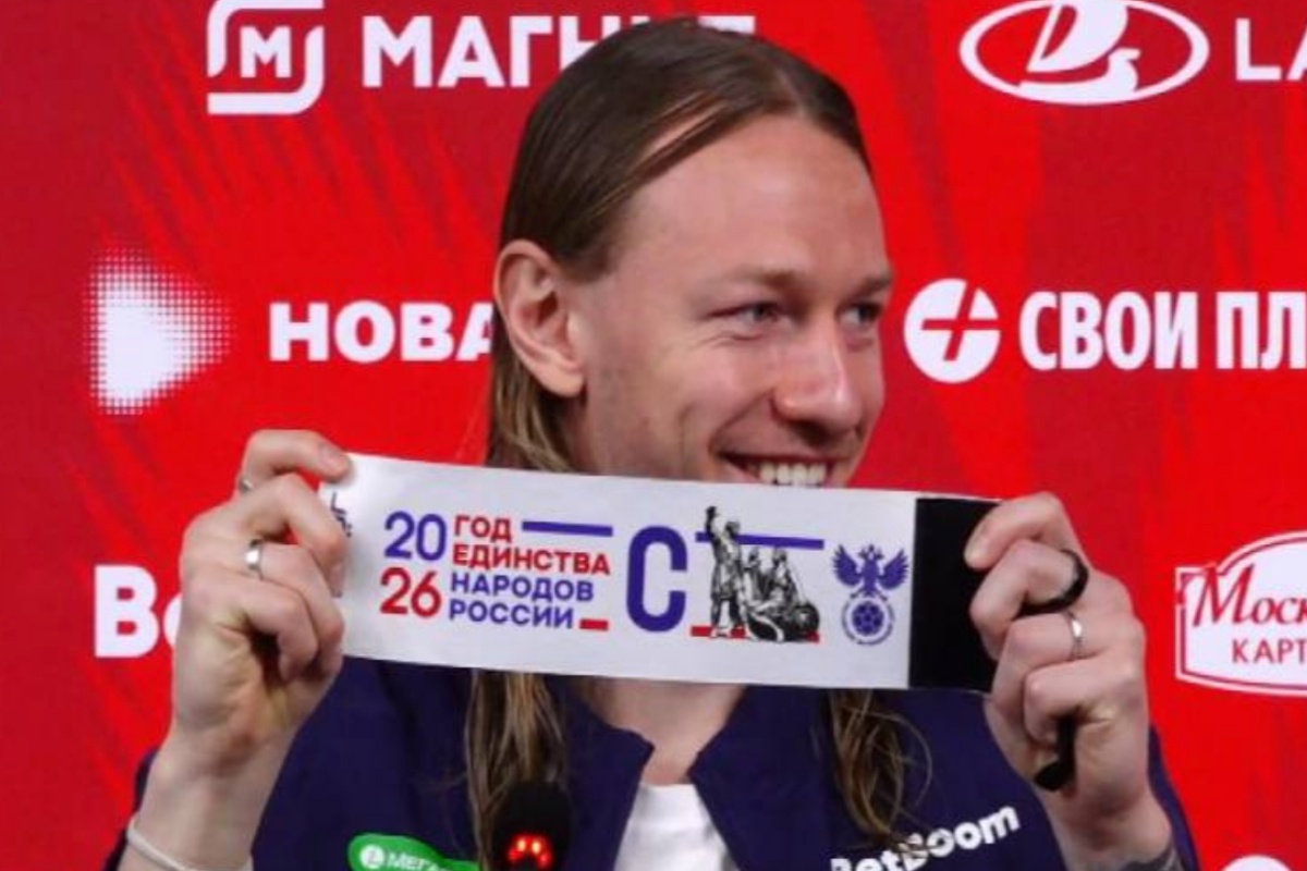 Вратарь сборной России Матвей Сафонов с капитанской повязкой.
