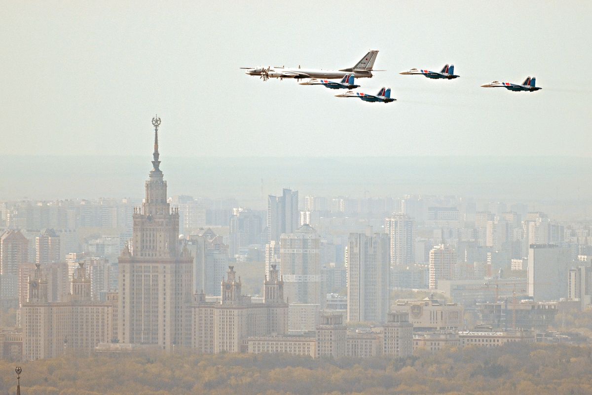 Стратегический бомбардировщик-ракетоносец Ту-95МС и истребители Су-35С - участники военного парада в Москве.