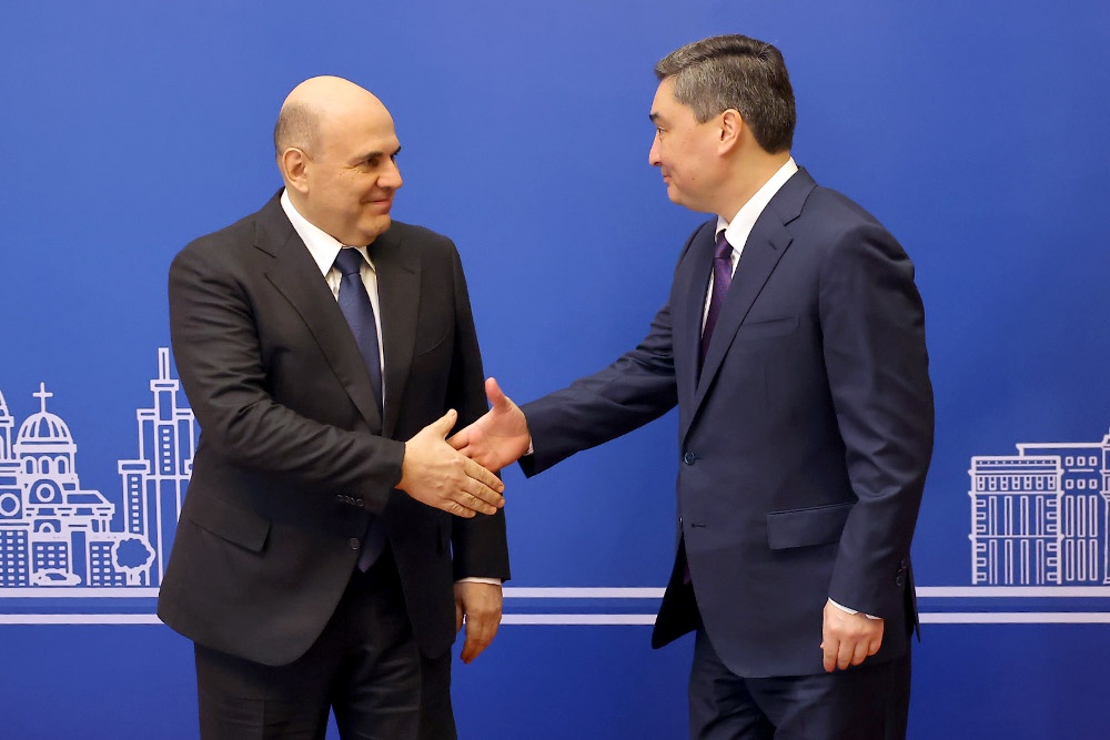 Михаил Мишустин и Олжас Бектенов во время совместного фотографирования в Доме Правительства в Астане.