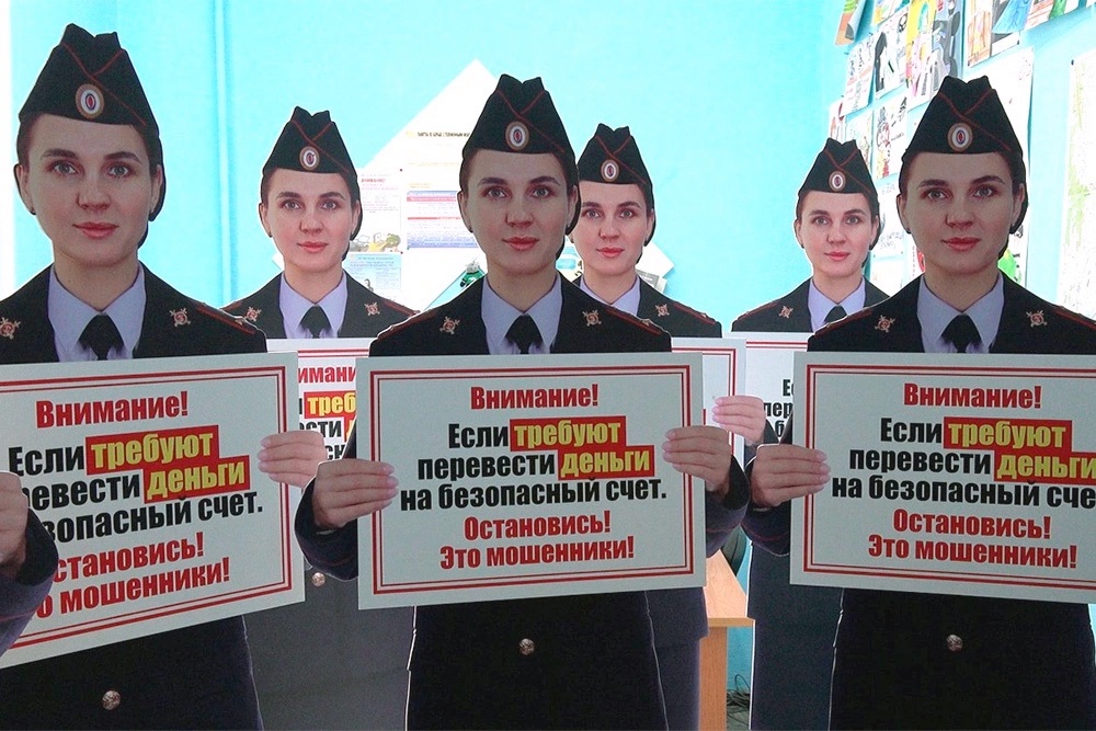 Таких картонных полицейских можно встретить у некоторых банкоматов.