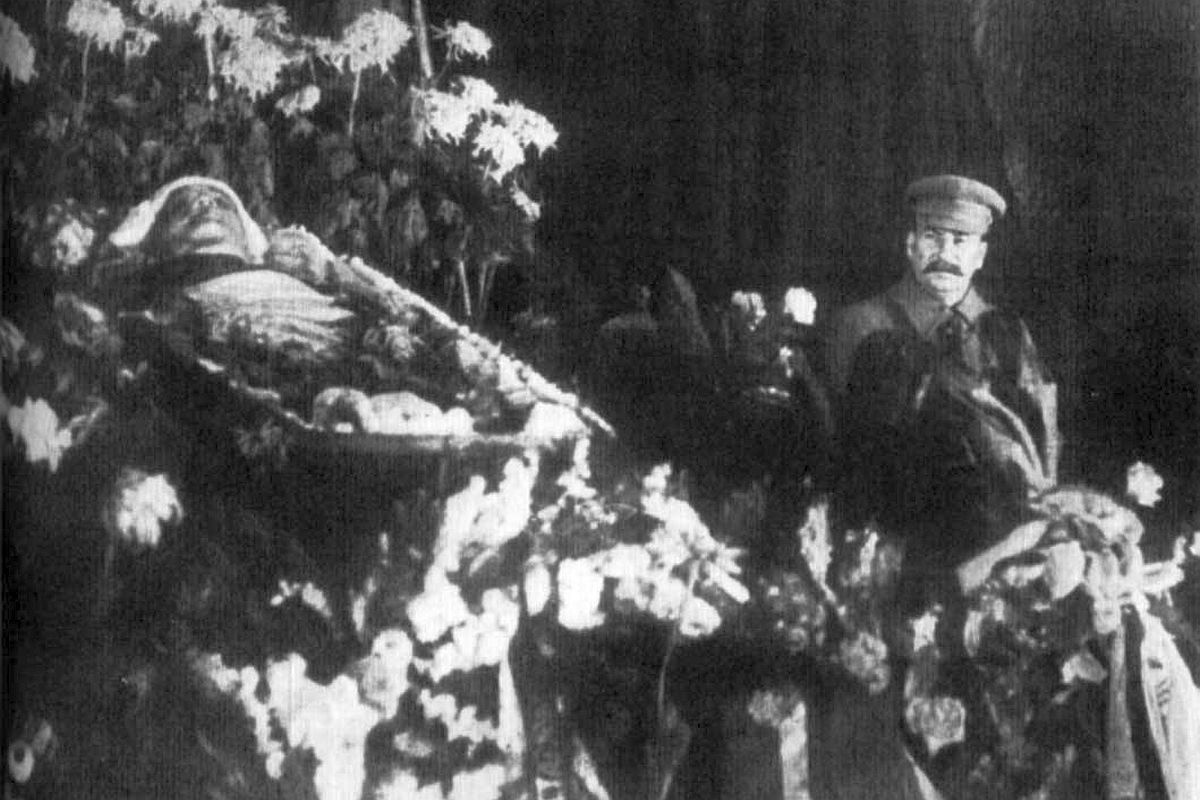 Сталин к смерти Кирова не имел отношения, но воспользовался ситуацией, считают исследователи. На фото: Иосиф Сталин у гроба Сергея Кирова.