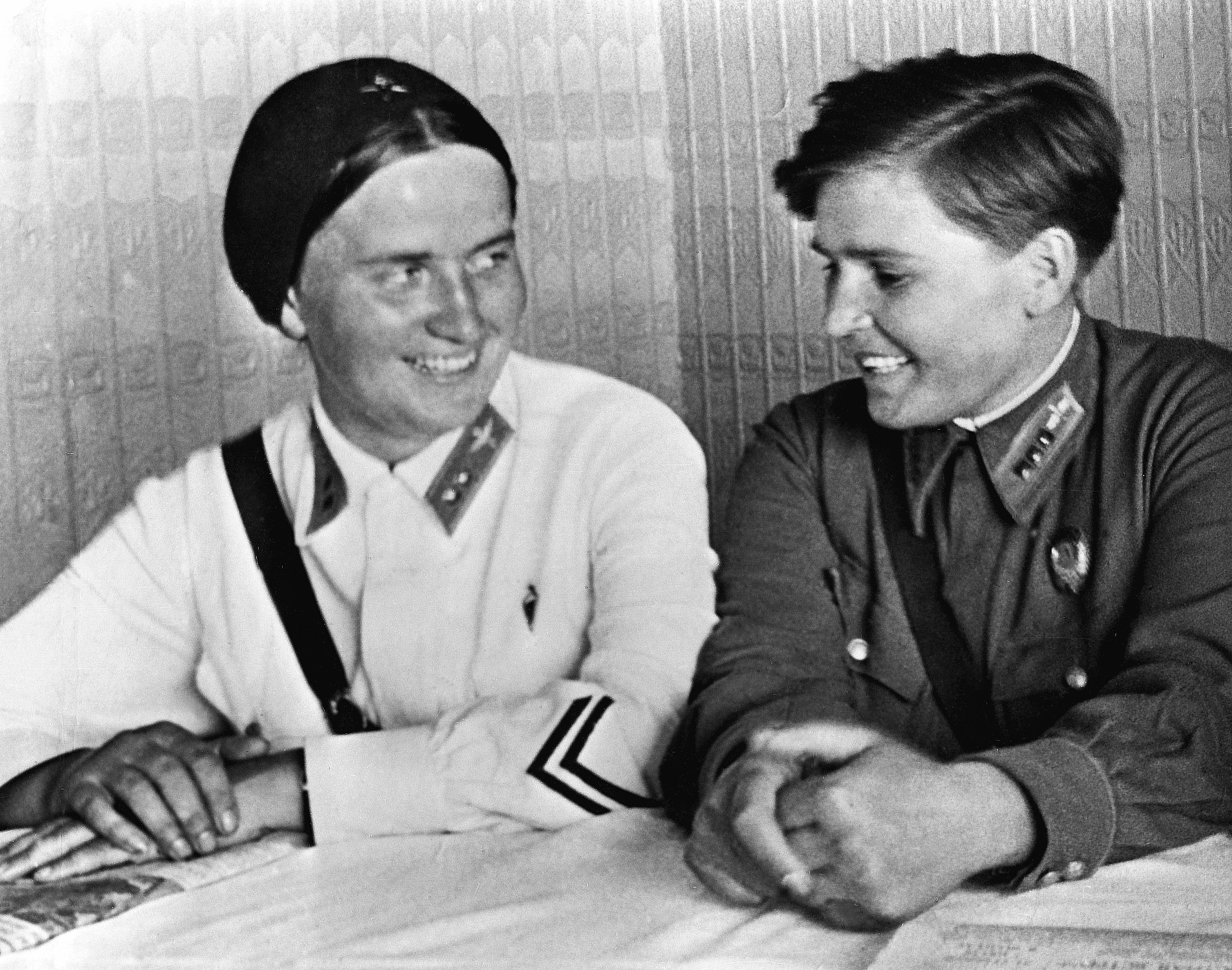 Герои Советского Союза (слева направо) Марина Раскова (1912-1943) и Полина Осипенко (1907-1939). 1938г.
