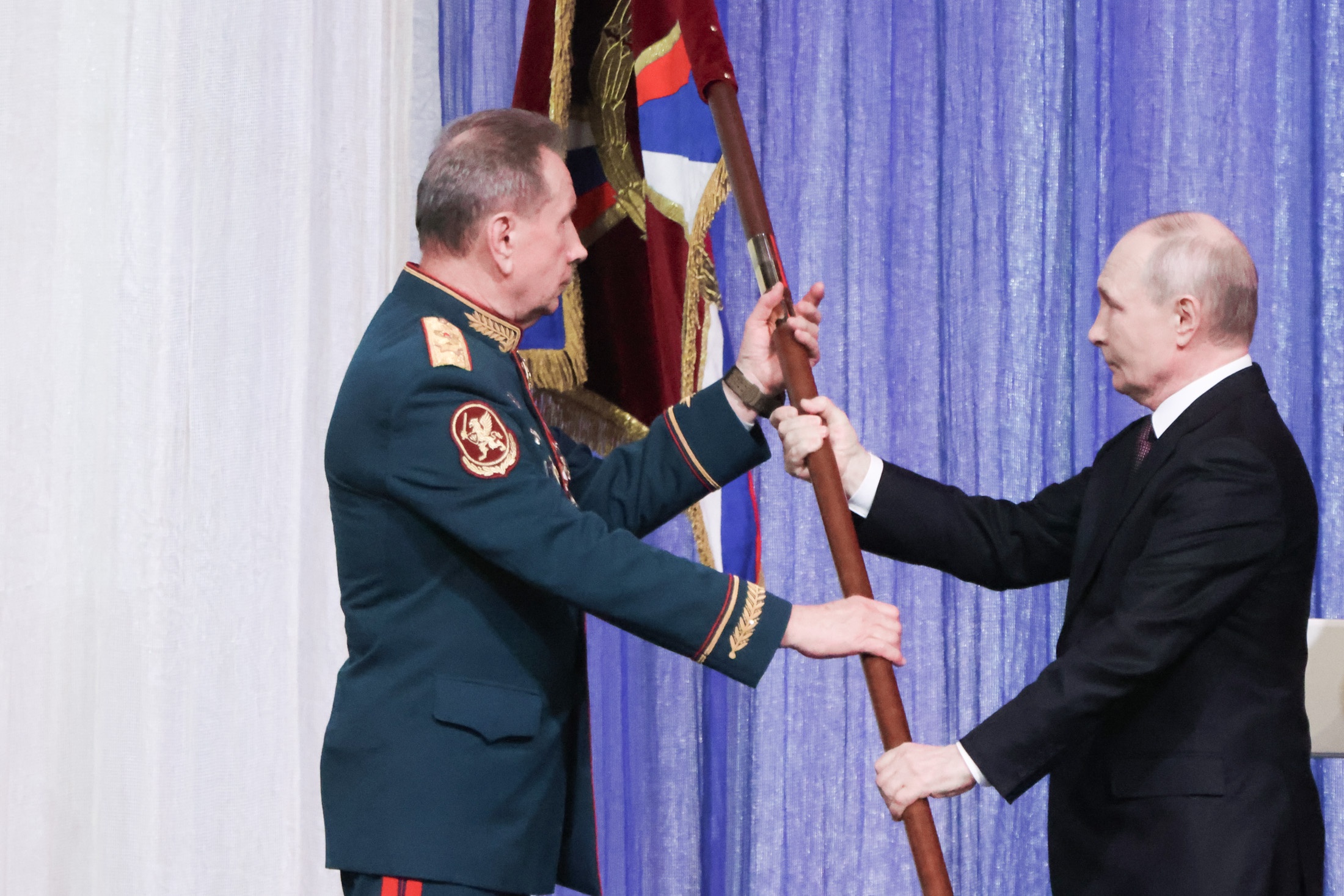 Владимир Путин вручил личный штандарт директору Росгвардии Виктору Золотову.