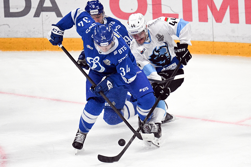 Московские динамовцы (в темном) пока не могут навязать борьбу минским одноклубникам.