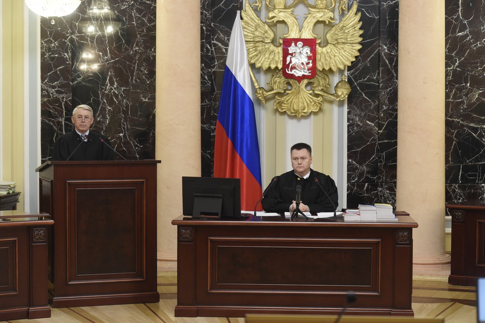 На прошедшем под председательством главы Верховного суда РФ Игоря Краснова (на фото в центре) заседании президиума ВС РФ утвержден обзор судебной практики, который повышает защиту прав граждан.