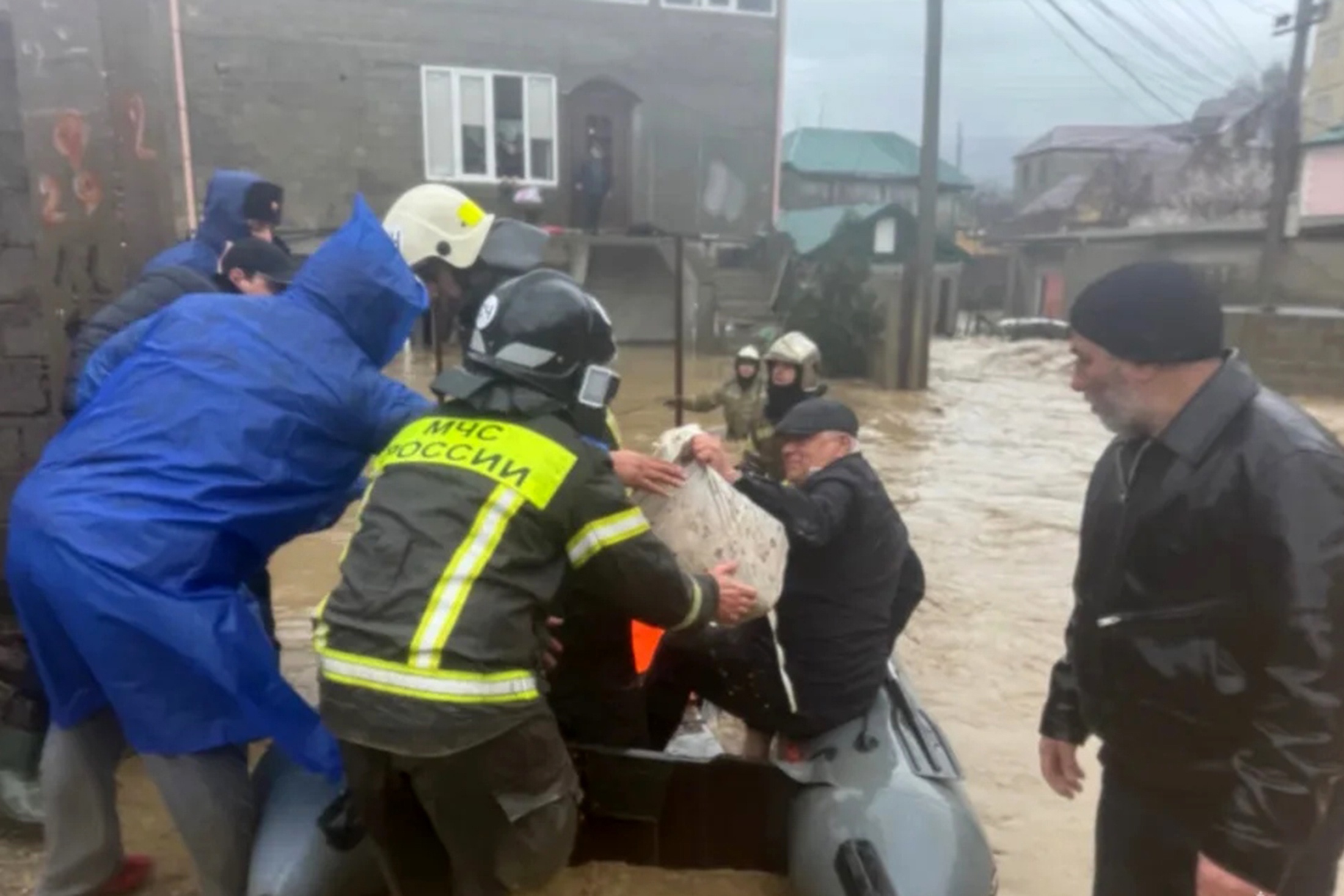 В Махачкале спасателям оперативно пришлось эвакуировать людей
из затопленных домов.