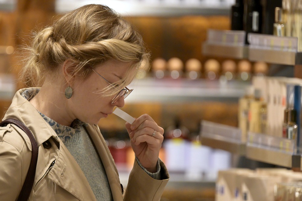 Духи с недействительным сертификатом касса просто не пробьет.