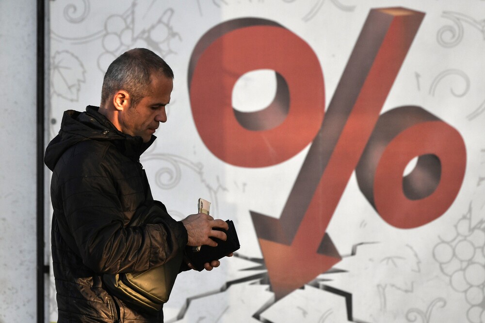 Сервисы рассрочки с 1 апреля будут работать под контролем Банка России. Речь идет об онлайн-платформах, через которые потребитель заключает договор с оператором. Ими теперь смогут быть только специализированные организации (банки, МФО и другие юрлица), внесенные в специальный реестр. Суть изменений в том, чтобы продавцы не смогли повышать цену, взимать дополнительные комиссии и навязывать услуги, влияющие на итоговую стоимость товара, если покупатель выбрал возможность более поздней оплаты.