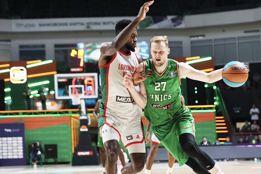 Андрей Лопатин (справа) набрал в матче с "Локо" 18 очков, обновив личный рекорд сезона.