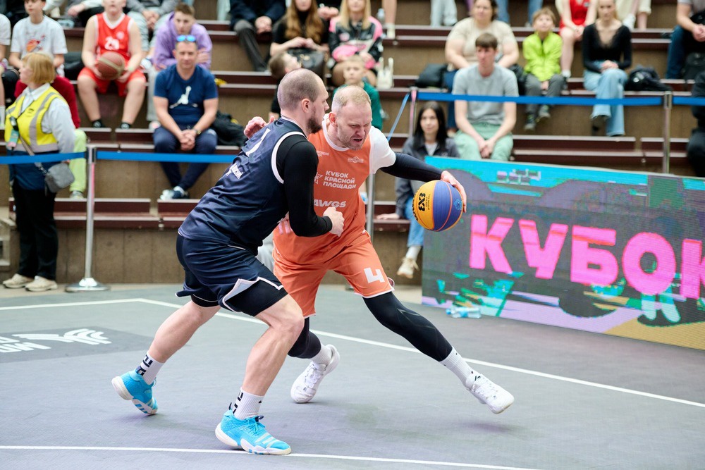 С мячом звездный участник Кубка Красной площади чемпион Европы-2007 и бронзовый призер Игр-2012 Антон Понкрашов.