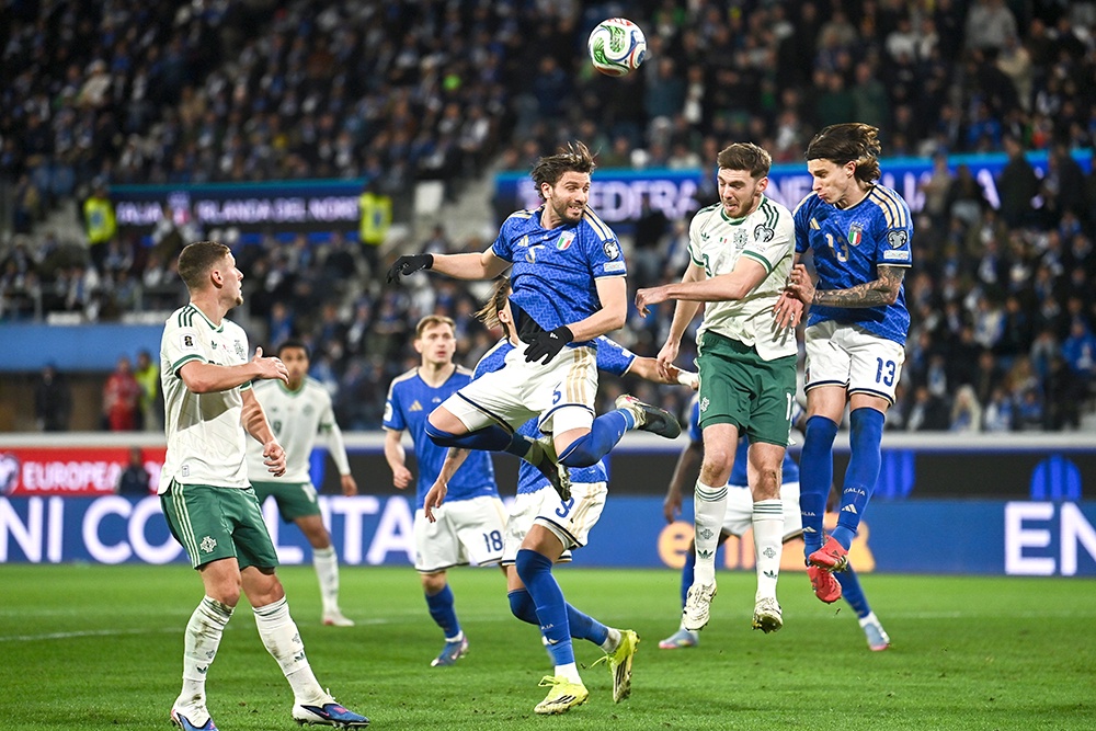 В своем первом матче стыкового раунда итальянцы (в темной форме) одолели Северную Ирландию - 2:0.