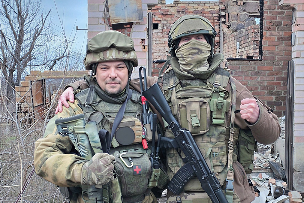 Лейтенант Александр с позывным Горбатый (слева) до СВО 20 лет прослужил в столичной полиции, куда пришел после службы по призыву. Был сержантом, а к 2022 году готовился получать лейтенантские погоны, окончив заочное обучение в вузе МВД. Однако судьба распорядилась иначе: офицерское звание он получил на передовой СВО. Сейчас Горбатый выполняет задачи на линии боевого соприкосновения вместе с сыном, тоже Александром (справа). Они практически плечом к плечу выдавливают противника с территории ДНР. 