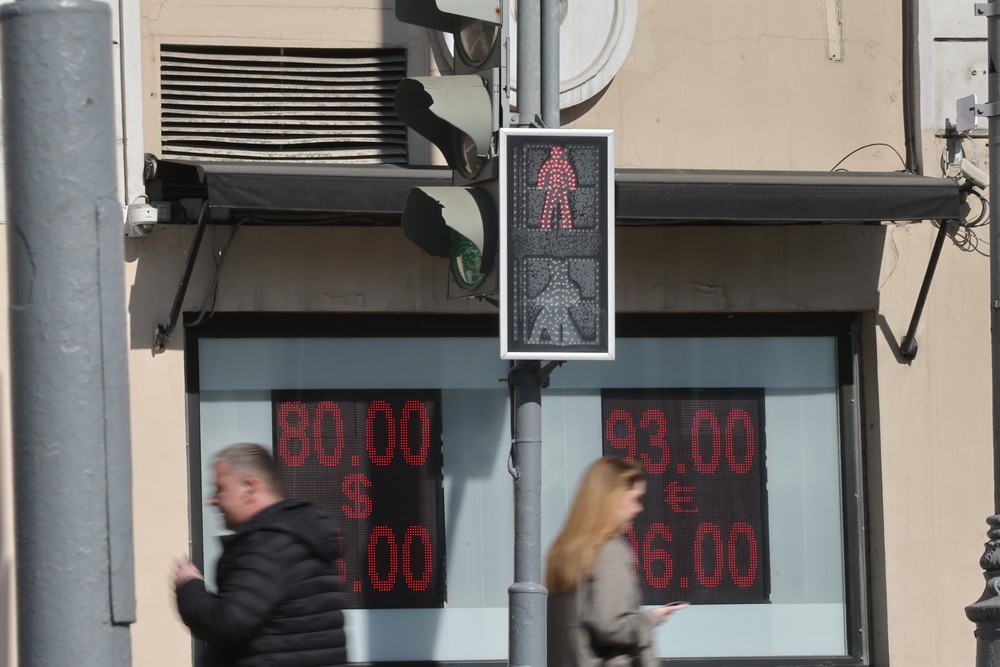 К концу апреля российская валюта способна преодолеть психологические 80 рублей за доллар.