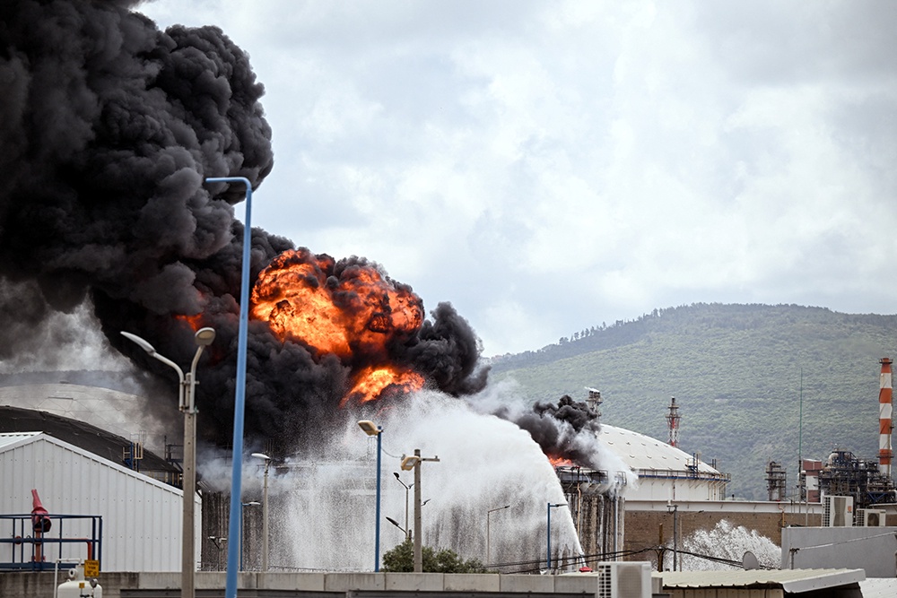 Несмотря на израильскую цензуру, последствия иранского удара по промышленному району Хайфы удалось заснять.