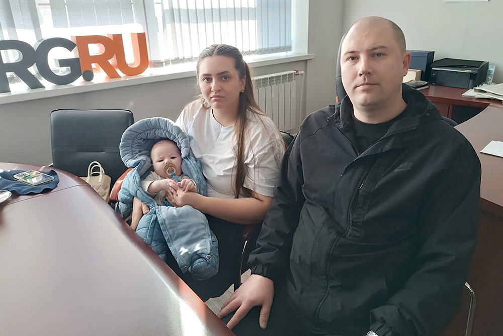 С Пряничниковыми мы встретились в офисе "Российской газеты" - там, где они сейчас живут, принимать гостей негде.