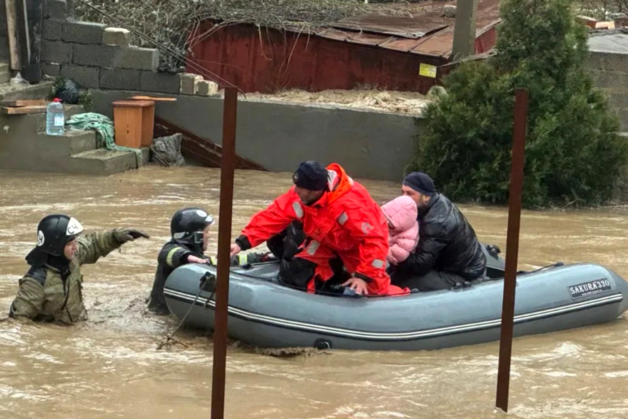 Спасатели и обычные жители Дагестана, рискуя жизнью, бросались в бурлящий поток воды, чтобы спасти тех, кого уносило течение.