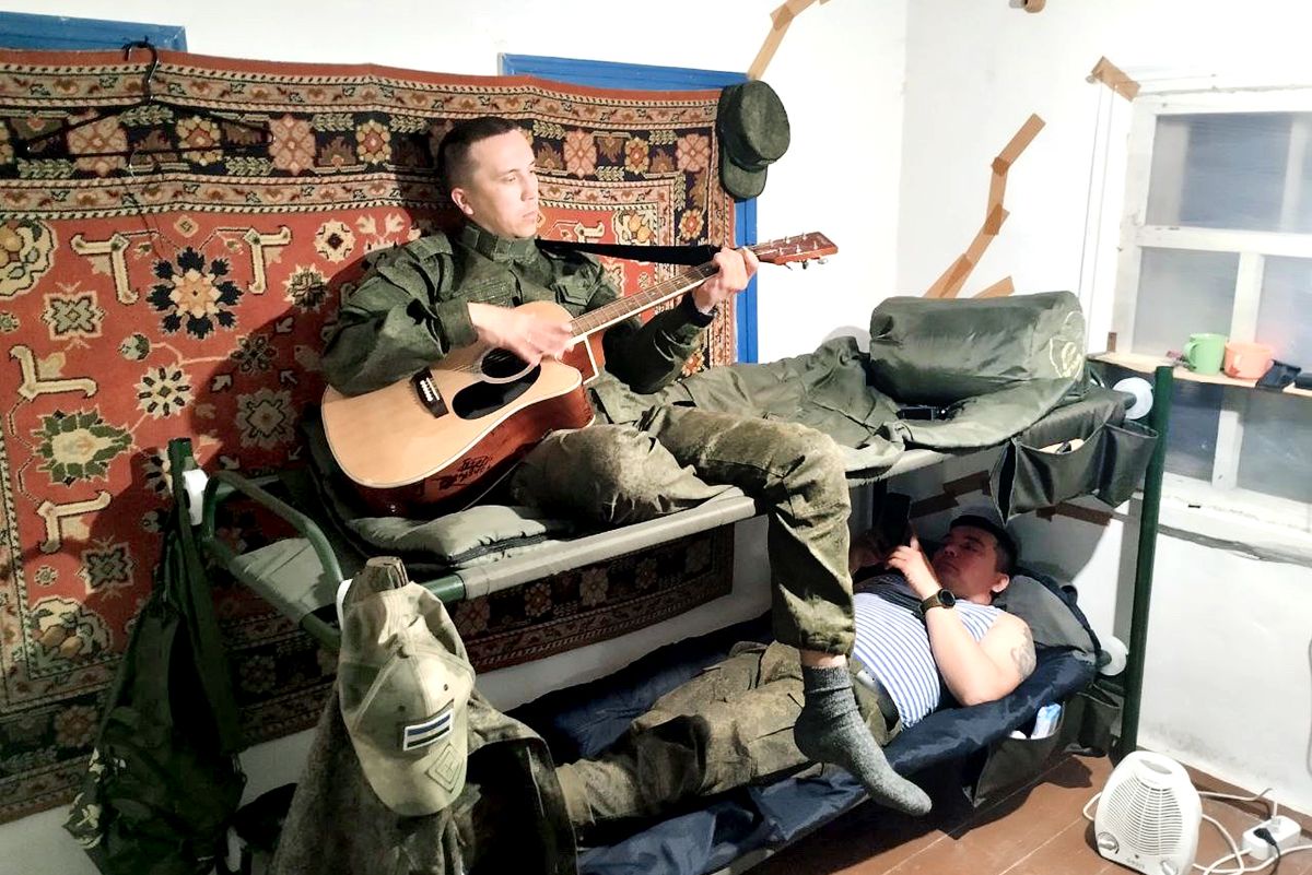 С гитарой - Федан Бергалин.