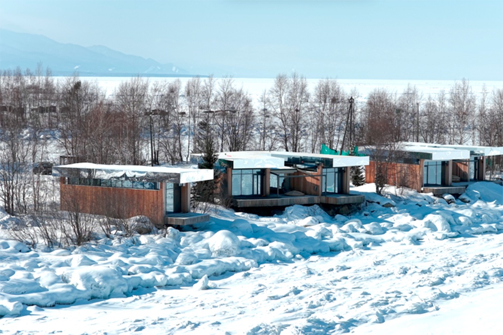 Элитные постройки на берегу.