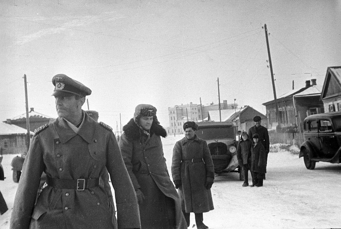 Командующий 6-й немецкой армией фельдмаршал Фридрих Паулюс на пути в штаб 64-й Советской Армии. Немцев конвоировал разведчик Василий Зинченко. 