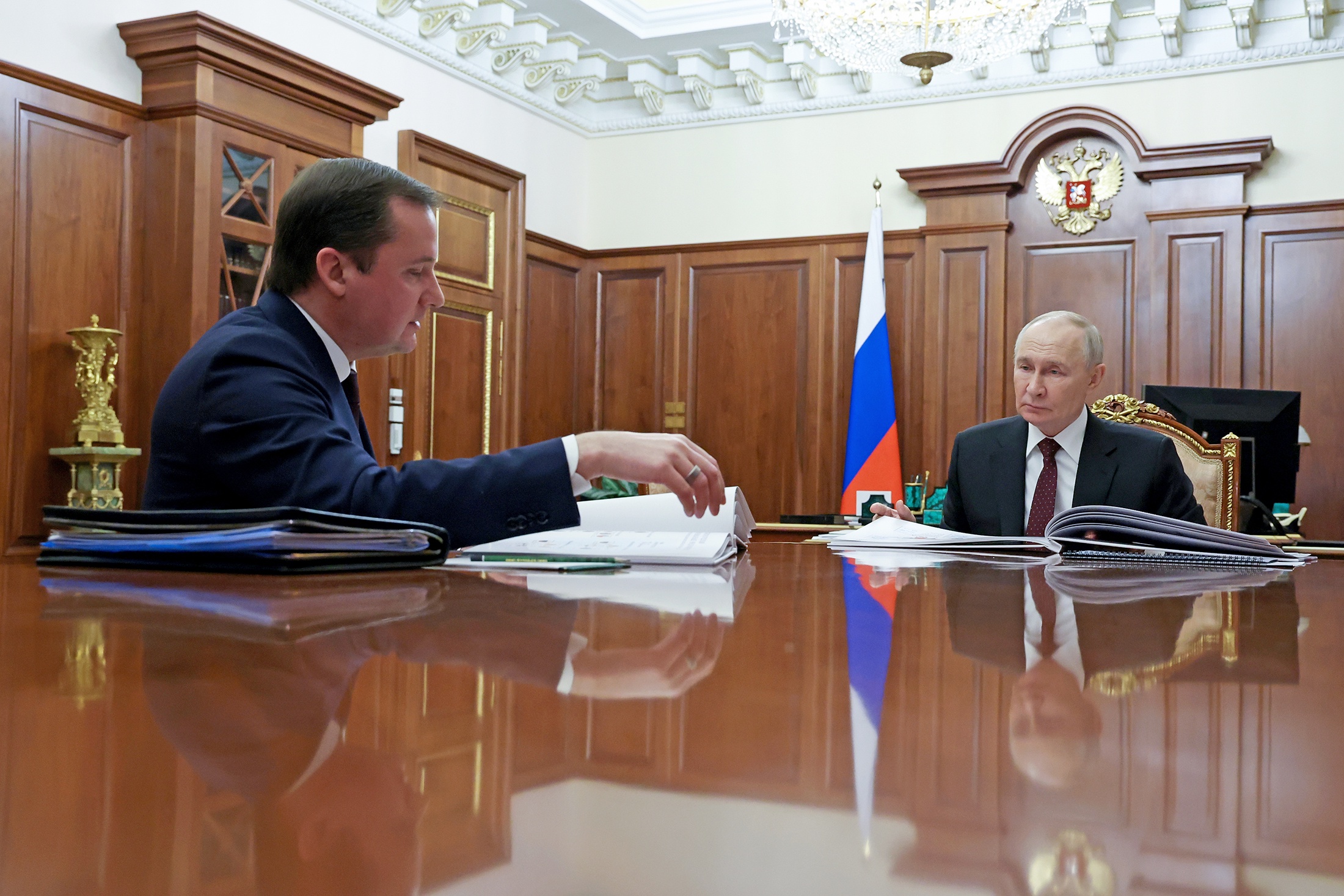 Президент РФ Владимир Путин и губернатор Архангельской области Александр Цыбульский во время встречи. Президент РФ Владимир Путин и губернатор Архангельской области Александр Цыбульский во время встречи.