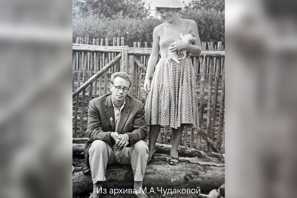 Александр и Мариэтта Чудаковы в Щучинске, 60-е годы.