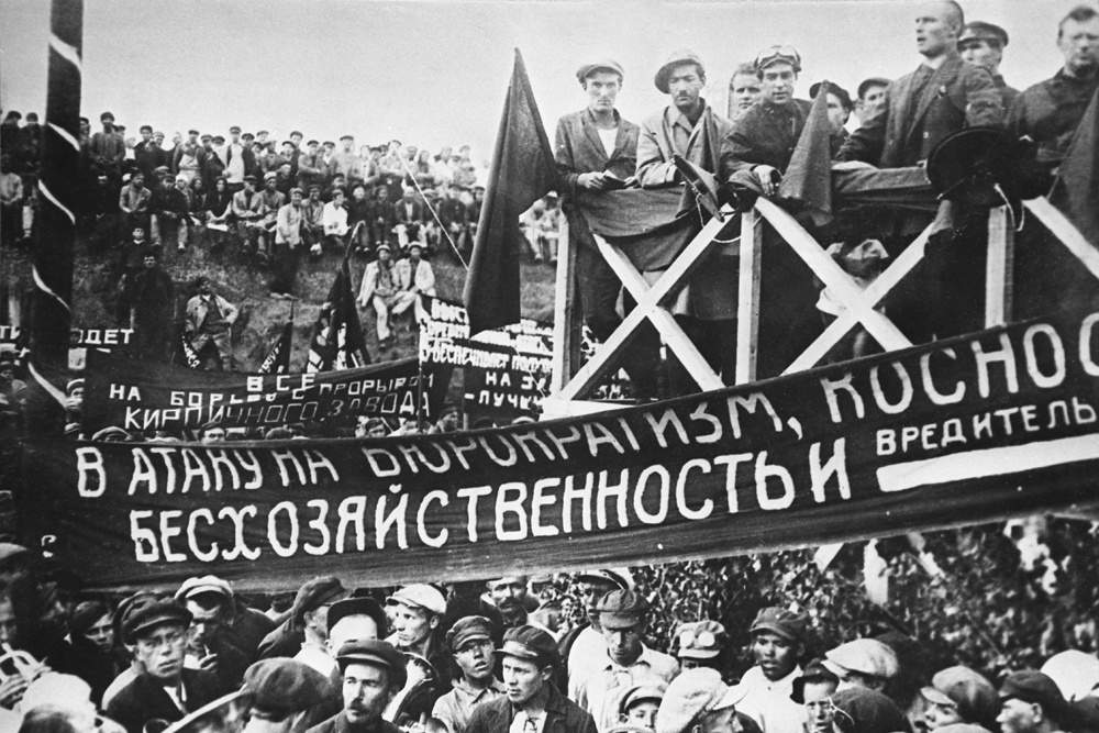 Митинг рабочих - участников строительства Магнитогорского металлургического комбината. 14 мая 1930 года.