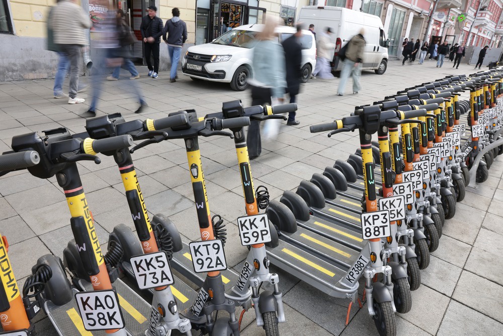 Большая часть москвичей на самокатах не катаются, они едут - на учебу, работу, в магазин.