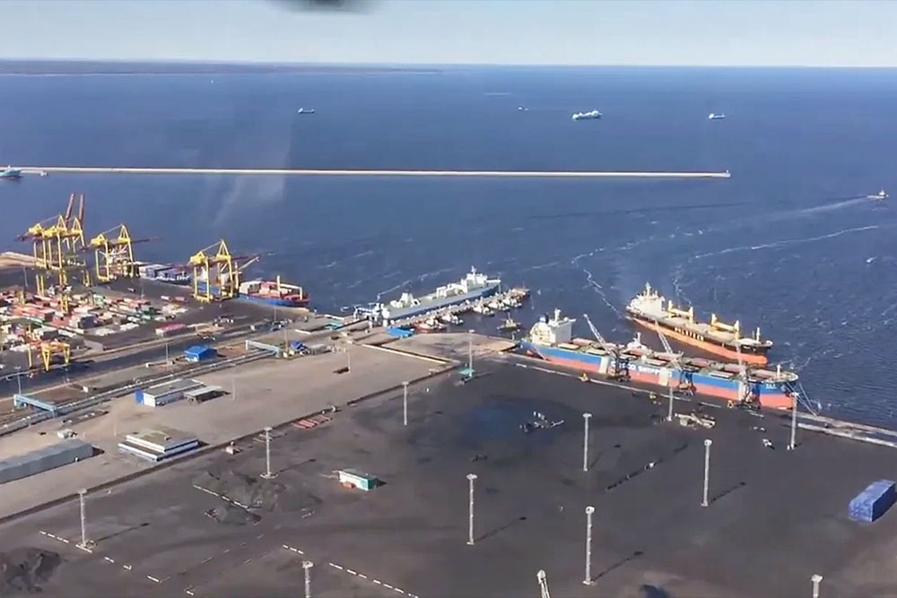 Усть-Луга в фокусе. Почему участились атаки БПЛА на крупнейший российский порт в Балтике?
