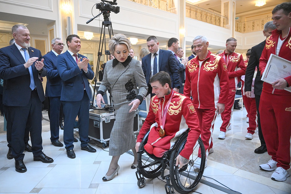 Валентина Матвиенко приветствовала биатлониста Ивана Голубкова.
