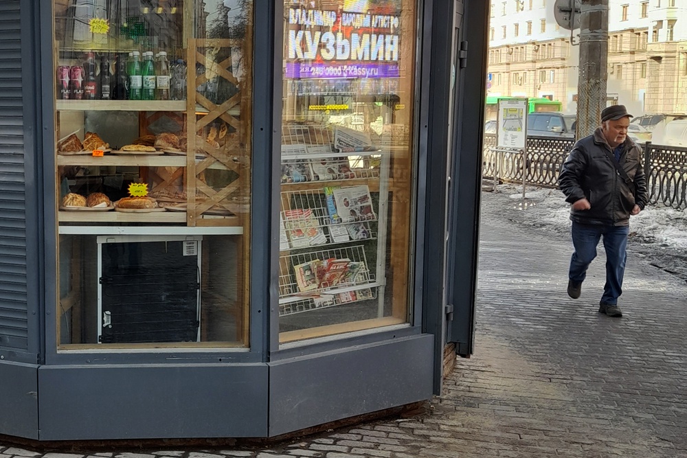 Владельцы киоска отдали площадь, предназначенную для пищи духовной, под чебуреки и хот-доги.