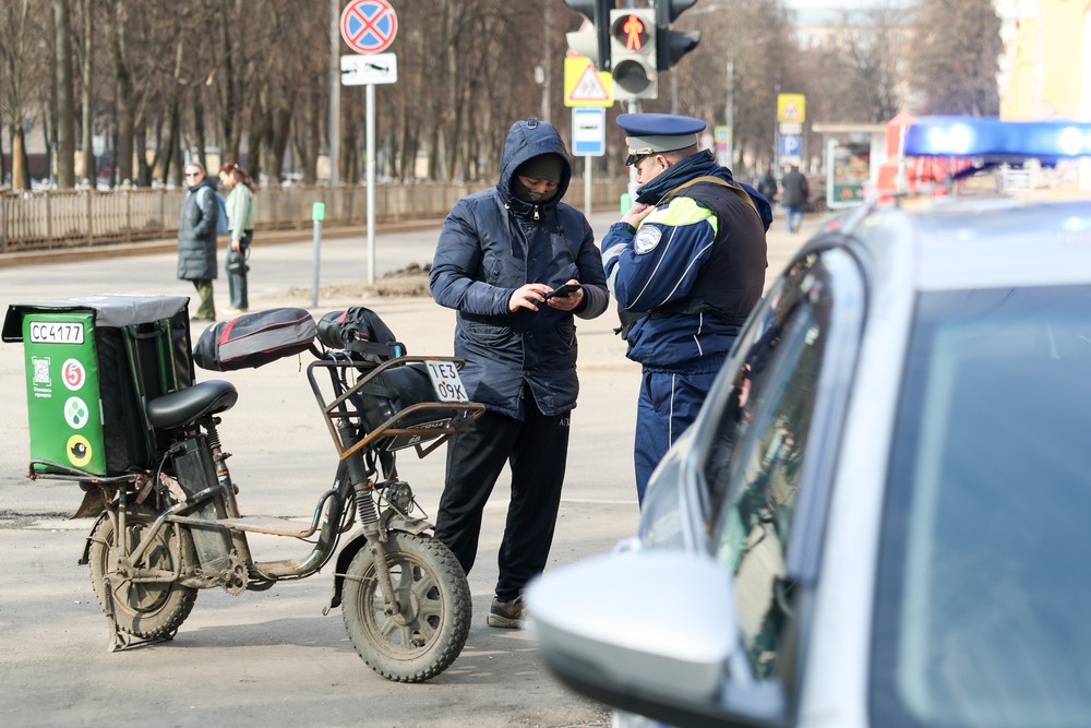 Инспекторы ГИБДД регулярно проводят рейды среди велокурьеров. 