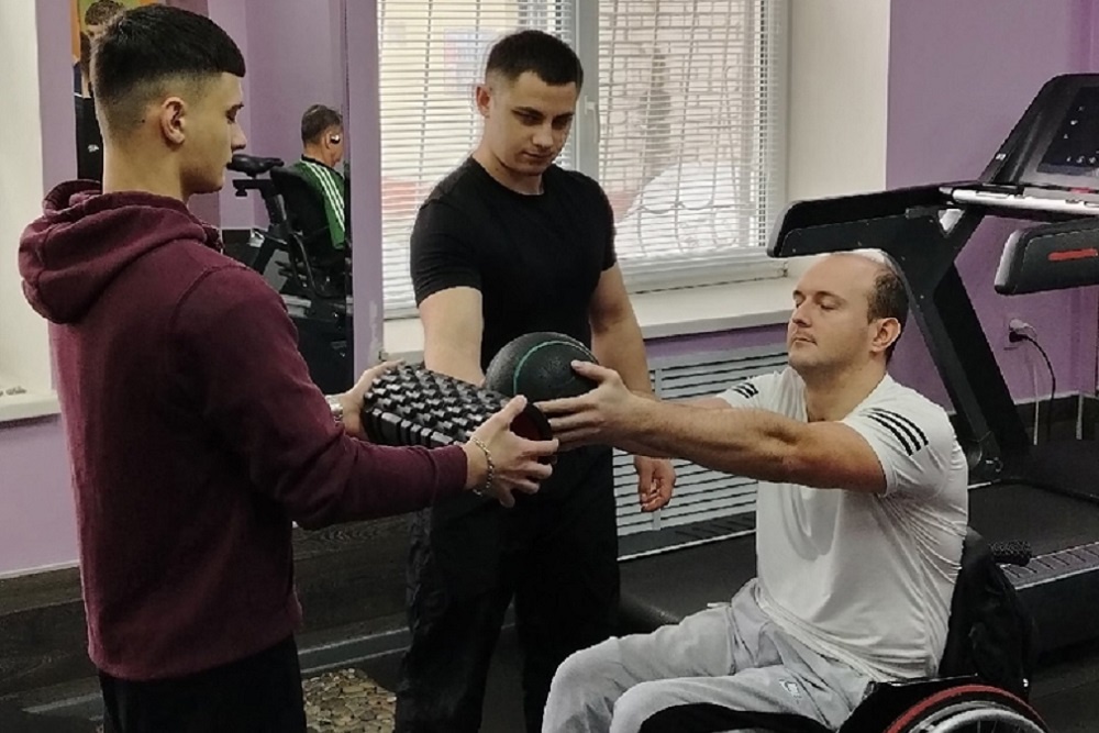 В центре ежедневно проводят занятия по адаптивной физкультуре.