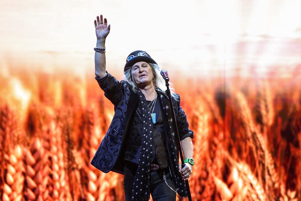 Даже надевая на сцене цилиндр, солист "Рондо" Александр Иванов остается рок-н-ролльщиком, лириком и романтиком. 