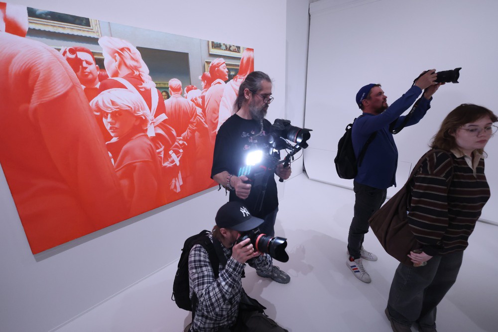 Картины Булатова кому нравятся, кому - нет. Но всегда формируют мощные силовые поля. 