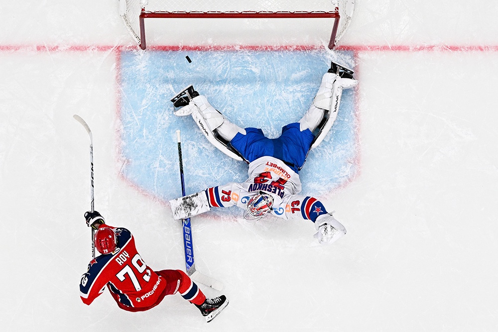 Канадский форвард ЦСКА Джереми Рой (N 79) забросил вторую шайбу в ворота СКА в решающем матче серии. 