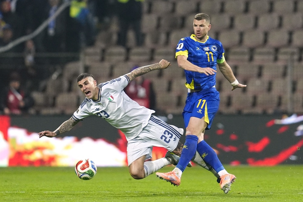 Боснийские футболисты (в темной форме) сотворили небольшой подвиг, выйдя на ЧМ-2026. 