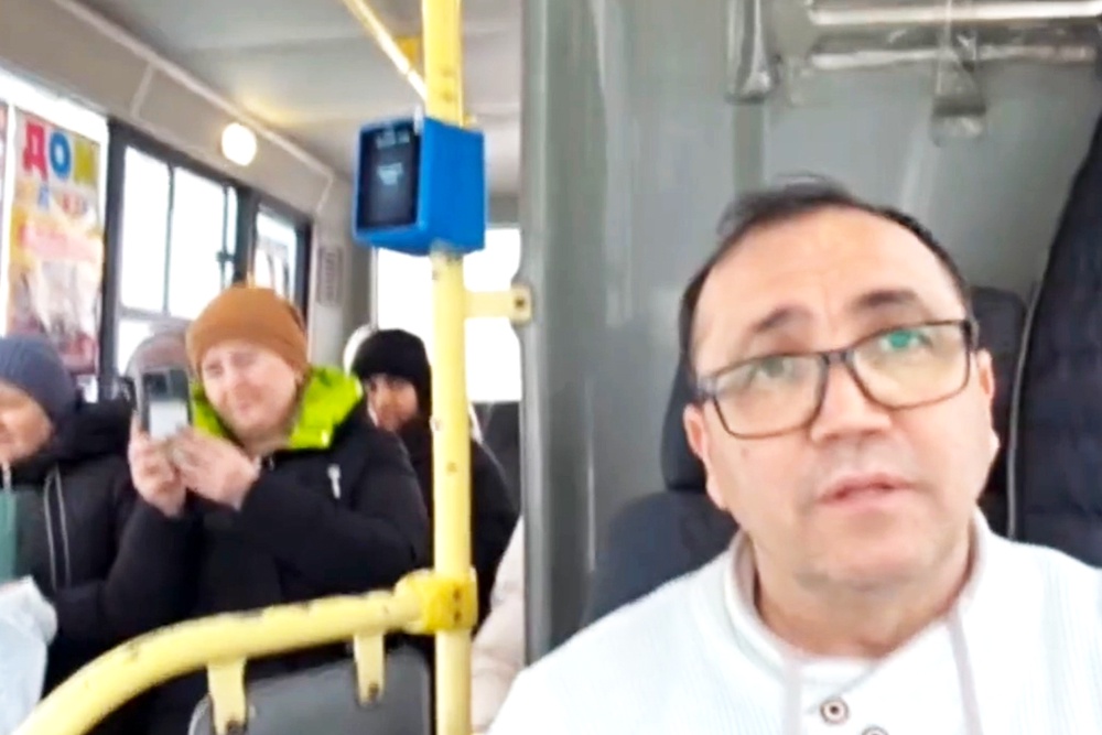 Рустам стеснялся петь на людях, пока его пение не услышала супруга и сказала, что у него очень красивый голос. 