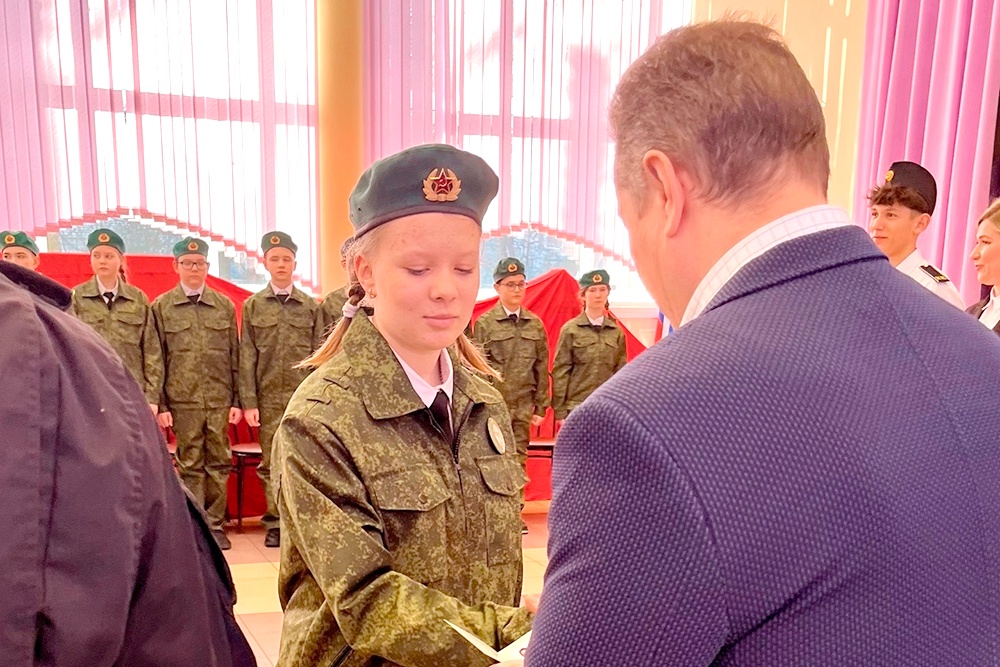 В Ленобласти прошла церемония посвящения школьников в юные друзья пограничников.
