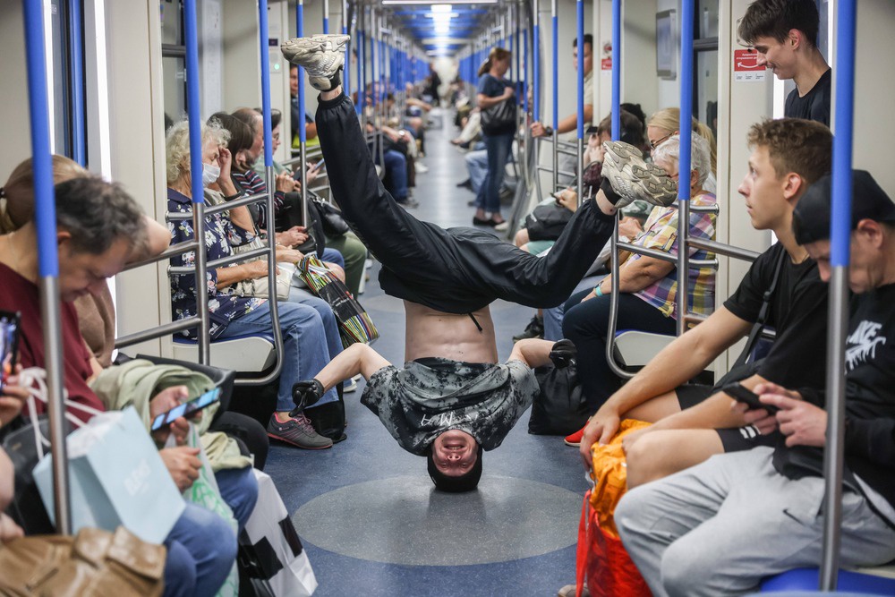 Главное правило городского этикета - уважать личное пространство других и не создавать лишнего шума. 