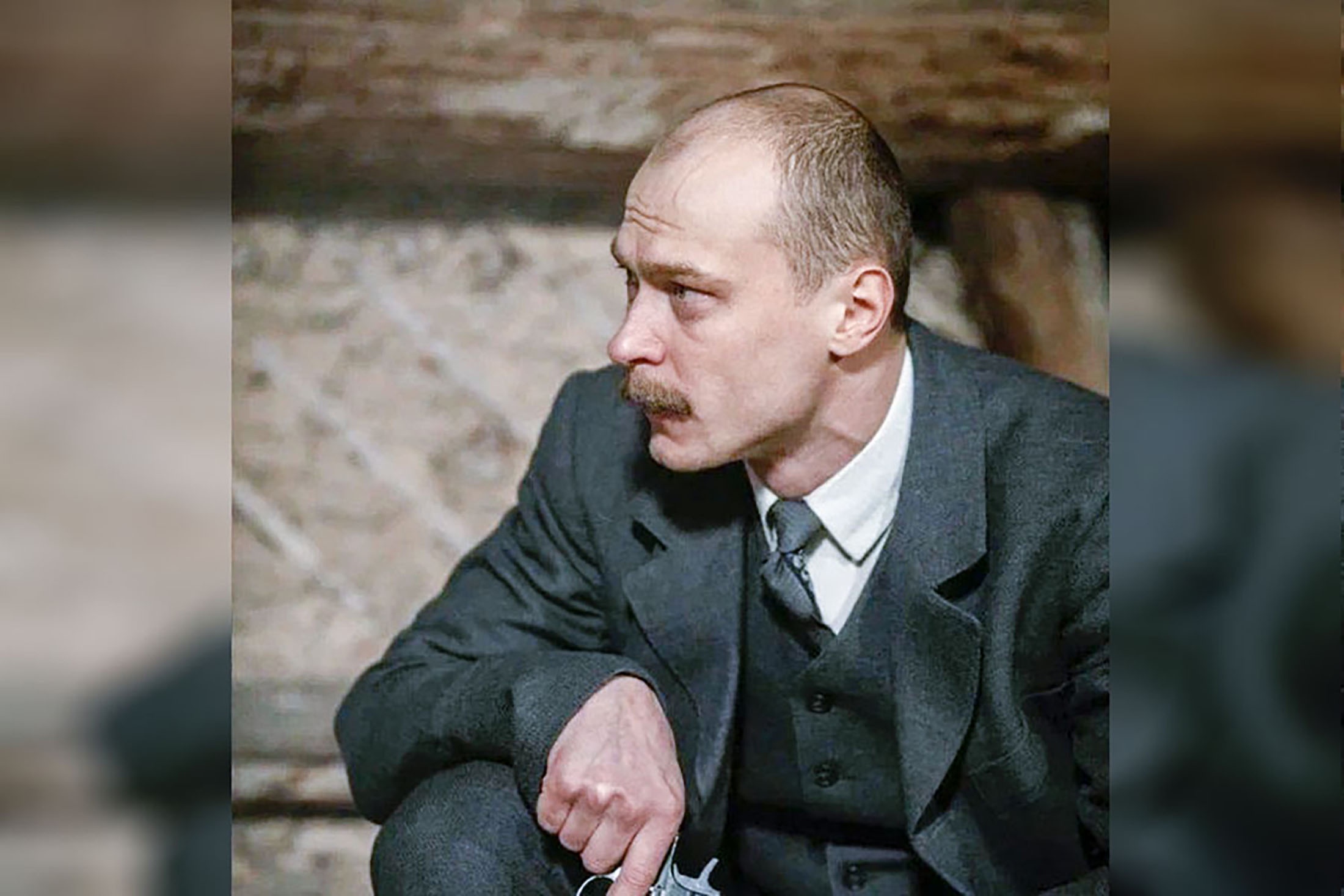 Юра Борисов играет в киноромане "Хроники русской революции" главную роль - начальника особого отдела в полиции Михаила Прохорова. 