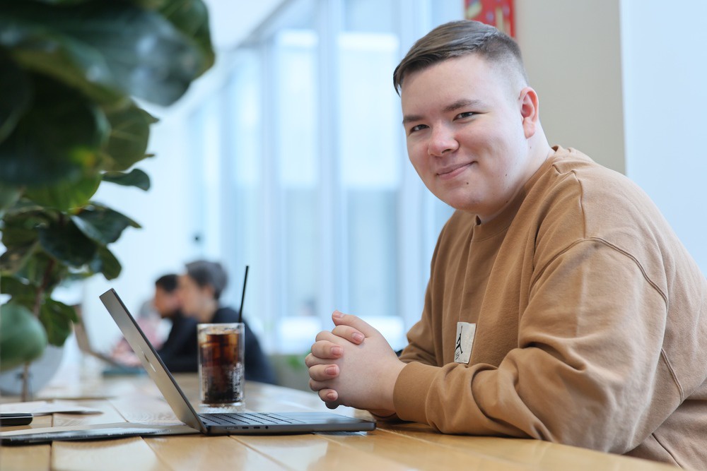 Работать Александр может в любом месте, даже в кафе.