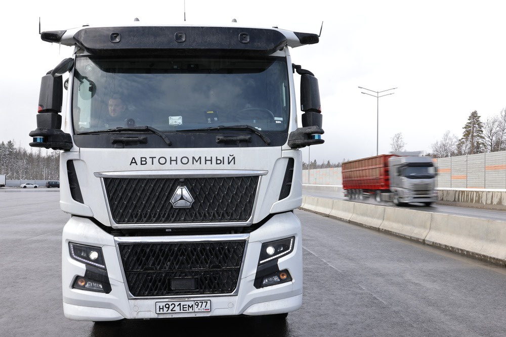 Автономный - значит эффективный. Водителю нужно время на отдых, а беспилотному грузовику - только солярка.