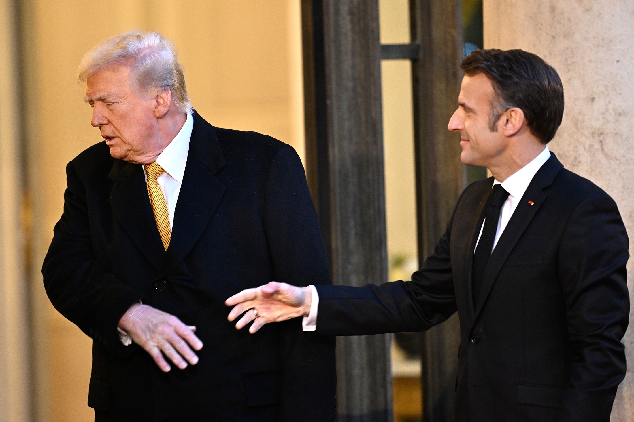 Президент Франции Эмманюэль Макрон: "Мы удивлены критикой США". Ответ Трампа: "Франция бесполезна. Мы это припомним".