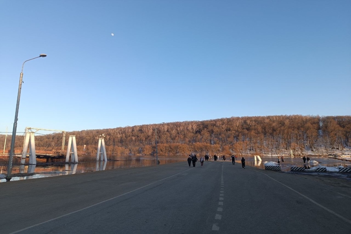 Дорога без разведенного моста упирается в воду.