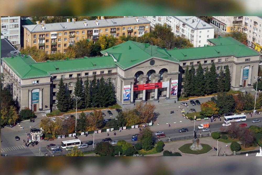 Вот он, наш университет. На четвертом этаже в левом крыле наш факультет, наша профессиональная родина.