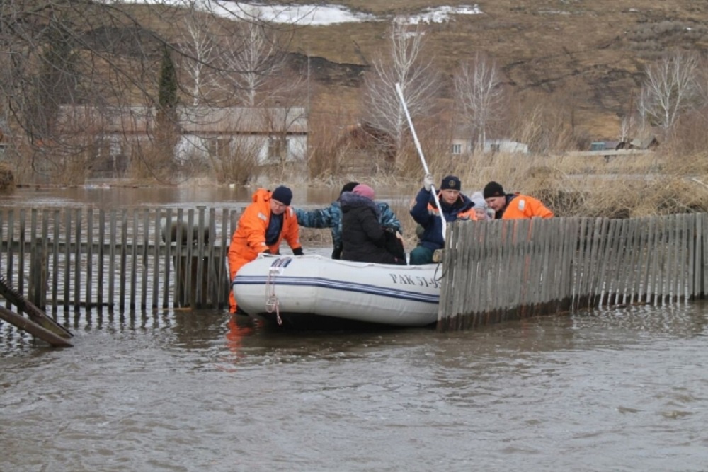 При сильных подтоплениях спасателям приходится эвакуировать людей на лодках