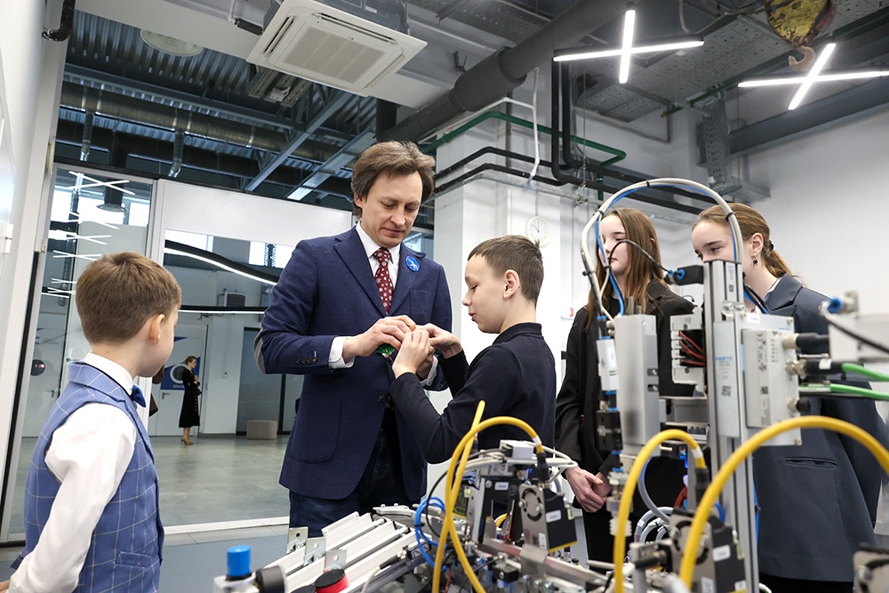 Знакомство школьников с работой реального производственного оборудования поможет им в будущем выбрать профессию.