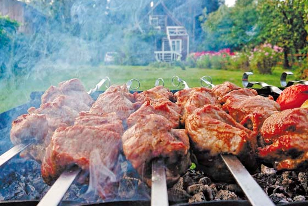 Минимальное расстояние мангала от любых построек должно составлять пять метров.