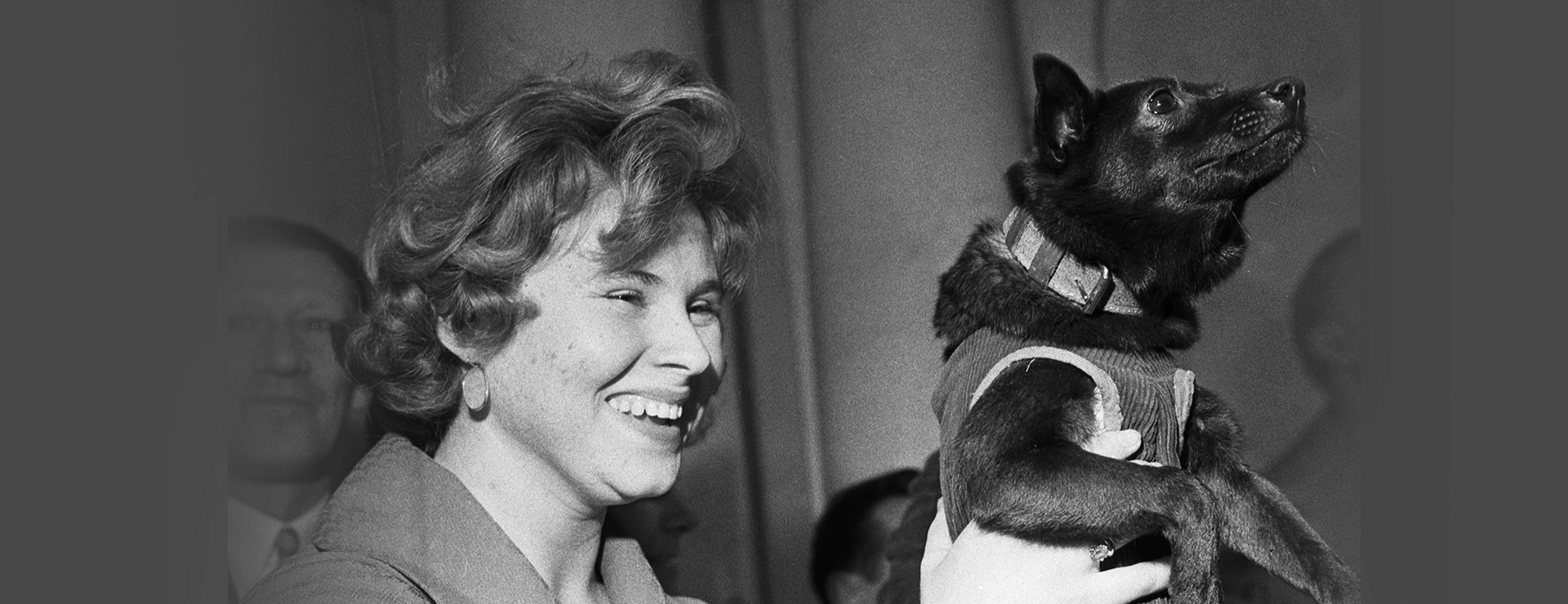 Собака Чернушка, побывавшая в условиях космической среды и успешно возвращенная на землю, во время демонстрации участникам пресс-конференции, 28 марта 1961 г.